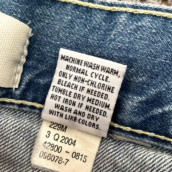 Levi’s Workwear • Raw Hem Distressed Mid-Wash Jean Shorts 🤍 - Picture 4 of 9